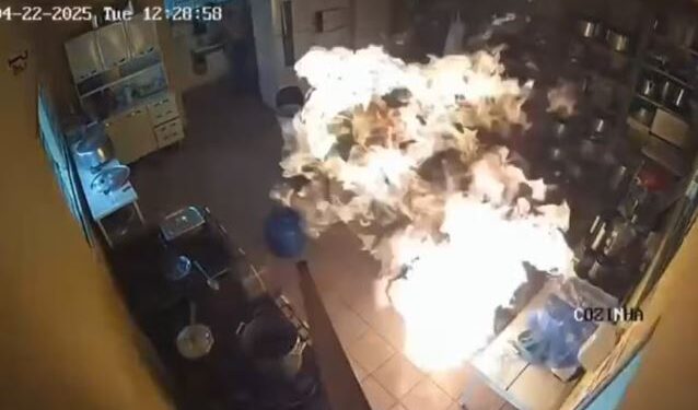 Botijão de gás pega fogo durante troca e causa susto em escola 