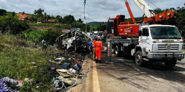 Justiça condena empresa de ônibus a pagar R$ 570 mil por acidente que matou 39 pessoas na BR-116