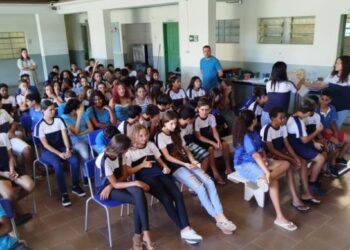 Palestra alerta adolescentes de Córrego Fundo sobre uso correto de fones de ouvido em escola estadual