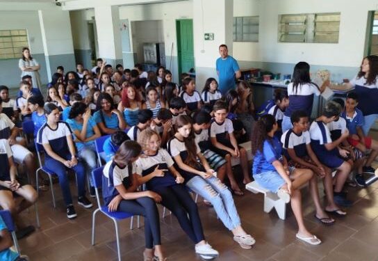 Palestra alerta adolescentes de Córrego Fundo sobre uso correto de fones de ouvido em escola estadual