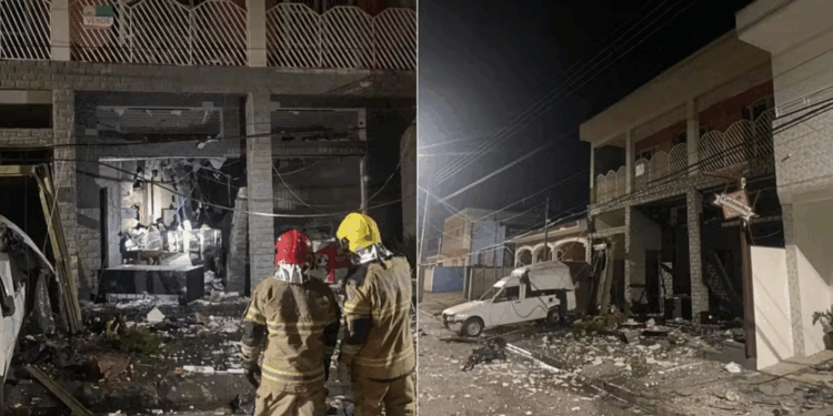 Explosão em padaria após vazamento de gás danifica imóveis e veículos em Minas Gerais