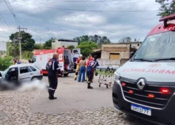 Idoso morre após carro bater em poste em Divinópolis