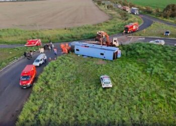 Ônibus com 50 passageiros tomba e mata crianças e adultos na MG-233