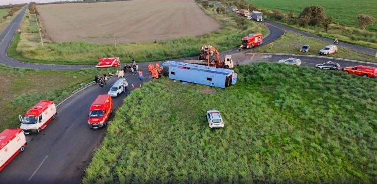 Ônibus com 50 passageiros tomba e mata crianças e adultos na MG-233