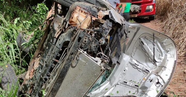 Passageiro fica ferido após capotamento na MG-170; motorista evadiu do local