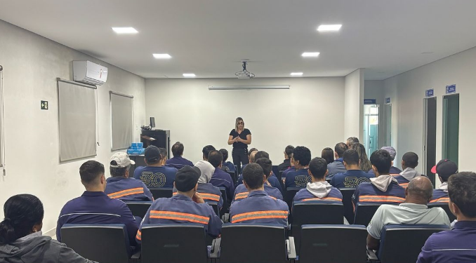 Córrego Fundo: palestra alerta sobre uso excessivo do celular na empresa VL Cal