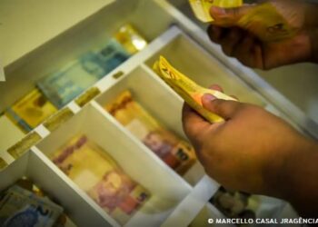 Aposentados e pensionistas começam a receber antecipação do 13º