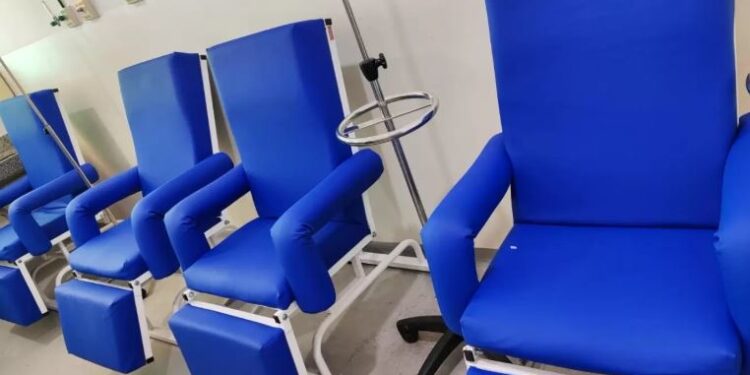 Prefeitura de Formiga conclui reforma das poltronas da UPA