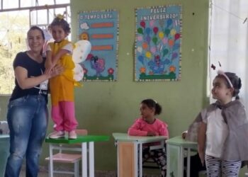 Alunos do CEMEI Sol Nascente de Córrego Fundo apresentam dramatização