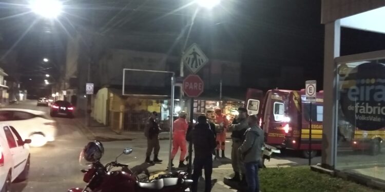 Motociclista fica ferido após colisão com carro no Centro de Formiga