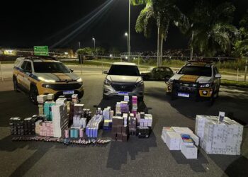 Dupla é presa com mais de 200 celulares e produtos sem nota fiscal na MG-050, em Divinópolis