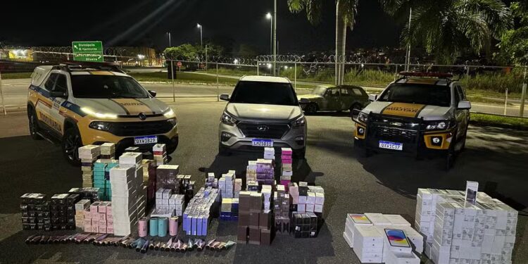Dupla é presa com mais de 200 celulares e produtos sem nota fiscal na MG-050, em Divinópolis