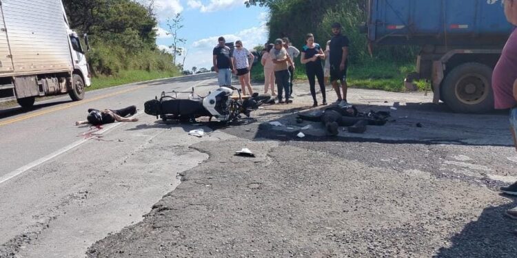 Colisão entre moto e caminhão na MG-050 deixa um morto e um ferido em estado grave