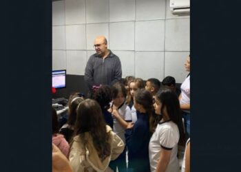 História do rádio é tema de visita dos alunos do Losanguinho à Difusora Prime