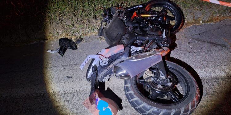 Acidente entre motocicleta e caminhão deixa motociclista gravemente ferido na MG-050, em Formiga