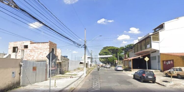 Mulher é assaltada por motorista de app e se joga de carro em avenida movimentada de BH