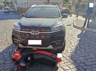 Homem e mulher ficam feridos após colisão entre carro e moto em Formiga