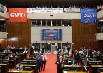 ALMG aprova reajuste salarial de 5,26% para professores