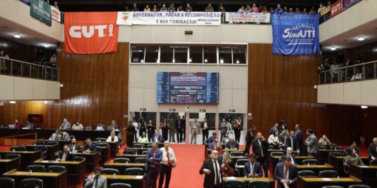 ALMG aprova reajuste salarial de 5,26% para professores