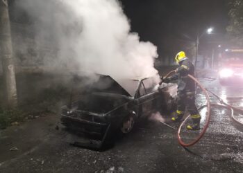 Incêndio em veículo é controlado pelos Bombeiros durante a madrugada em Arcos