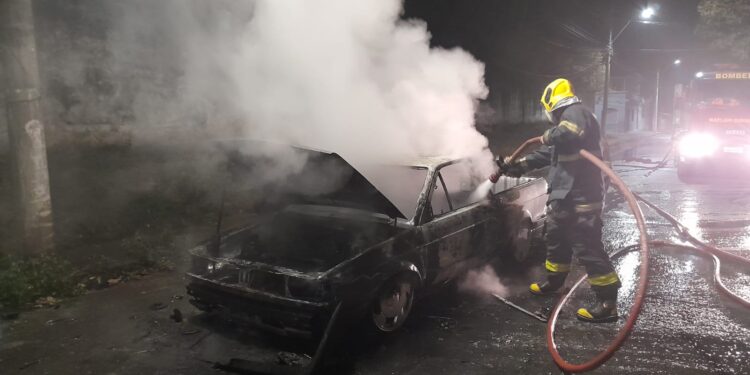 Incêndio em veículo é controlado pelos Bombeiros durante a madrugada em Arcos