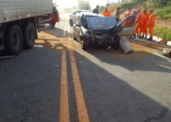 Acidente entre carro e caminhão deixa dois feridos na BR-494, em Oliveira
