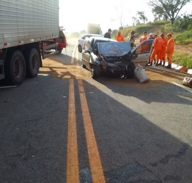 Acidente entre carro e caminhão deixa dois feridos na BR-494, em Oliveira