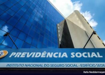INSS começa a devolver descontos indevidos a aposentados: veja datas, valores e como receber
