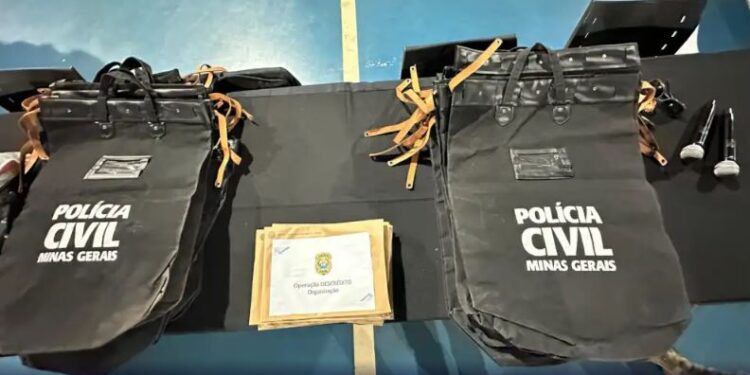 Quadrilha suspeita de aplicar golpe bancário e causar rombo de R$ 20 milhões é alvo da polícia em Minas Gerais