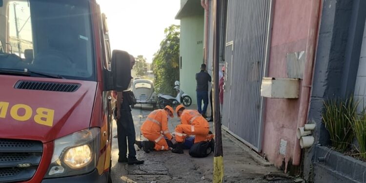 Motociclista fica ferido após colisão com carro na Avenida Brasil, em Formiga