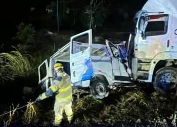 Batida entre carreta e van na BR-251 mata nove pessoas e fere dez no Norte de Minas