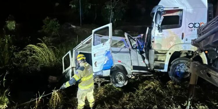 Batida entre carreta e van na BR-251 mata nove pessoas e fere dez no Norte de Minas