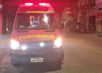 Motociclista fica ferida após colisão com carro na Avenida Abílio Machado, em Formiga