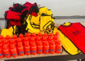 Programa Geração Esporte em Córrego Fundo recebe coletes e squeezes personalizados para alunos