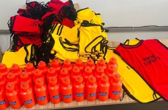 Programa Geração Esporte em Córrego Fundo recebe coletes e squeezes personalizados para alunos