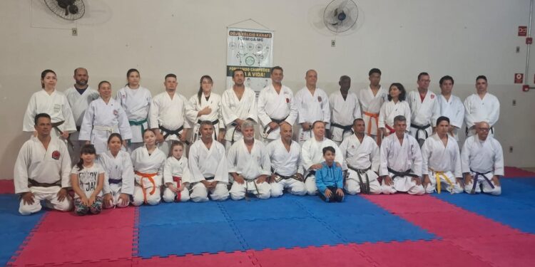 Dojo Kélcio sedia seminário de karatê com presença do Shihan João Carlos Godoi