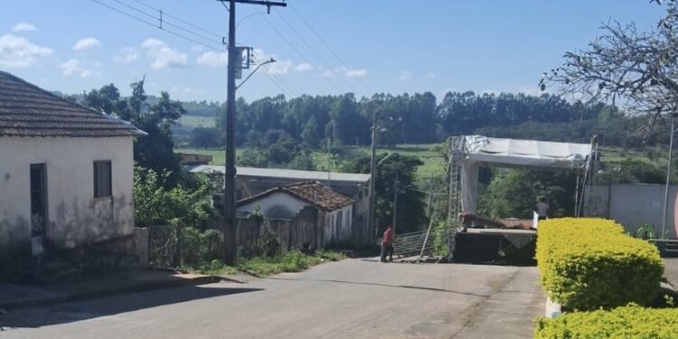 Após reclamações, palco do Festival Gastronômico Rural é desmontado em Albertos