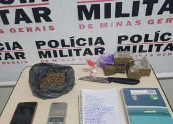 Polícia Militar apreende drogas durante operação no bairro Jardim Alvorada, em Itapecerica