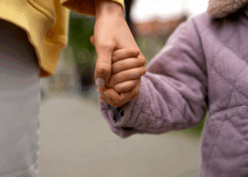 Criança de três anos é atropelada por moto e fica gravemente ferida em Divinópolis