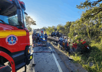 Caminhoneiro morre e passageiro fica ferido após capotamento na MG-423, em Pitangui