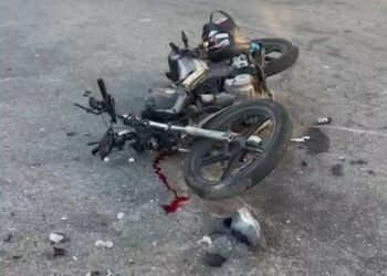 Motociclista fica gravemente ferido em acidente com van no Centro de Divinópolis