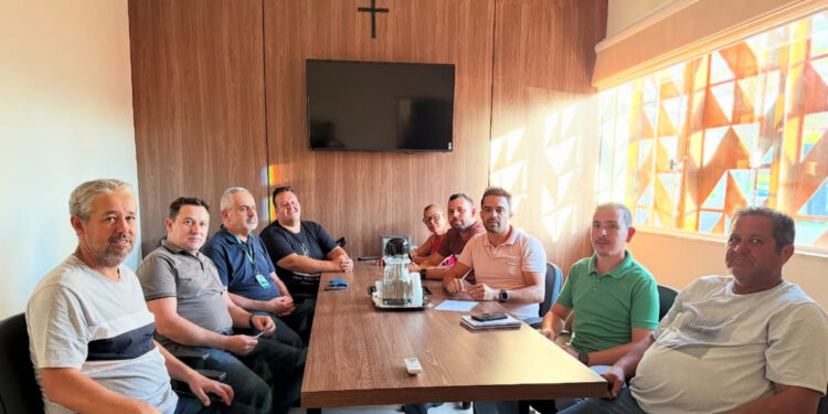 Vereadores e Prefeito de Córrego Fundo se reúnem com representante da Cemig para tratar das frequentes quedas de energia