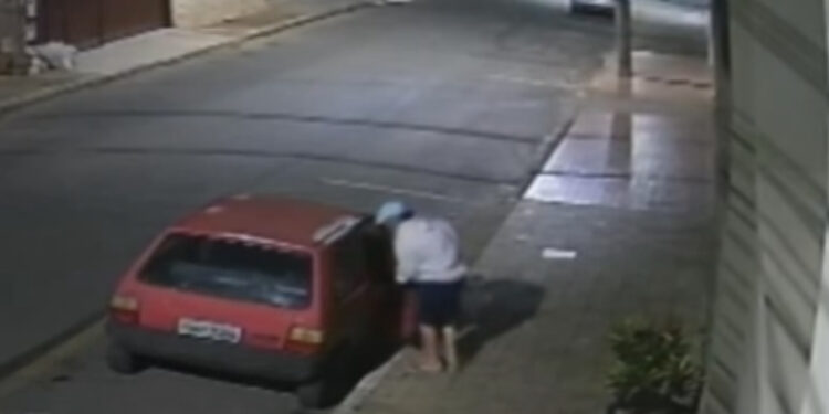 Veículo é furtado em Piumhi e ação é registrada por câmera de segurança