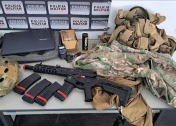 Operação contra o tráfico de drogas apreende arma, roupas camufladas e prende cinco pessoas em Passos