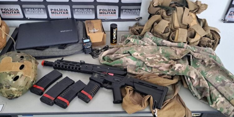 Operação contra o tráfico de drogas apreende arma, roupas camufladas e prende cinco pessoas em Passos