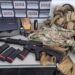 Operação contra o tráfico de drogas apreende arma, roupas camufladas e prende cinco pessoas em Passos