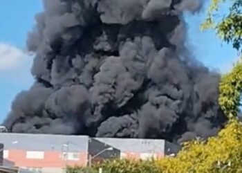 Vídeo: incêndio atinge fábrica de calçados e assusta moradores em Itapecerica