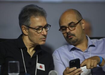 Governador sanciona aumento de 5,26% para servidores da educação de MG