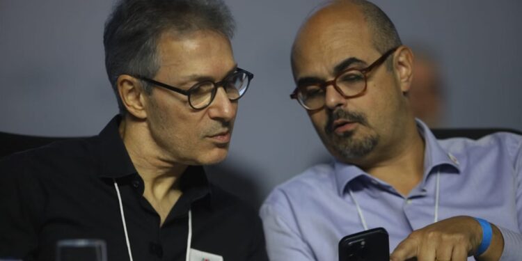 Governador sanciona aumento de 5,26% para servidores da educação de MG