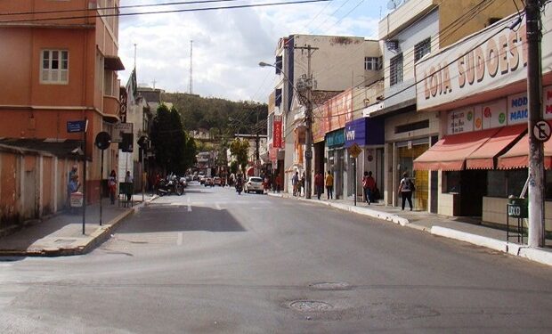 Prefeitura de Formiga realiza manutenção da sinalização na Rua Barão de Piumhi